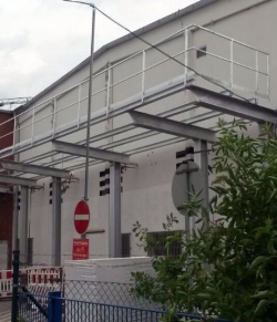 Technikbühne außen und innen